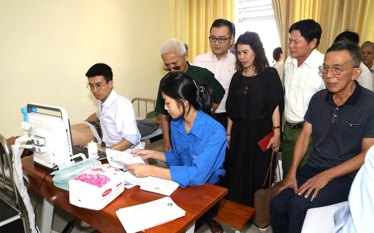 Khám, cấp phát thuốc miễn phí, tặng quà 400 người khó khăn, hộ chính sách ở Hải Dương