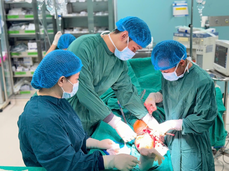 Cấp cứu thành công người đàn ông bị lưỡi bừa cắt xuyên chân- Ảnh 3. Cấp cứu thành công người đàn ông bị lưỡi bừa cắt xuyên chân- Ảnh 3.