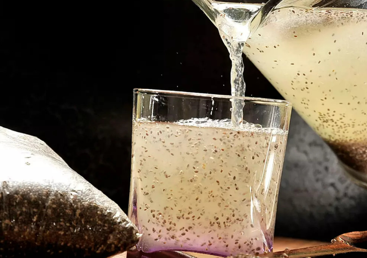 Lợi ích tuyệt vời của việc ngâm hạt chia với nước dừa- Ảnh 1.