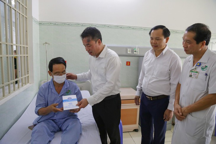 Gần 122.000 thẻ BHYT tặng người dân có hoàn cảnh khó khăn Xuân Giáp Thìn- Ảnh 1. Gần 122.000 thẻ BHYT tặng người dân có hoàn cảnh khó khăn Xuân Giáp Thìn- Ảnh 1.