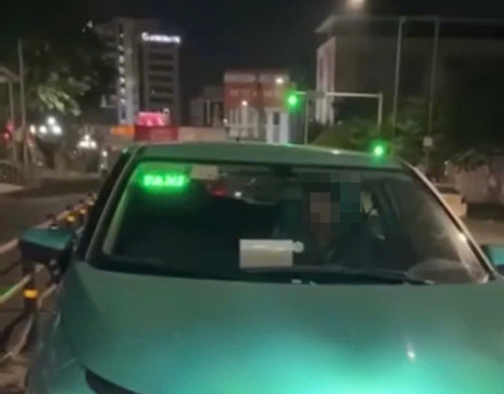 Xử phạt tài xế taxi đi ngược chiều trên đường Giảng Võ- Ảnh 1. Xử phạt tài xế taxi đi ngược chiều trên đường Giảng Võ- Ảnh 1.