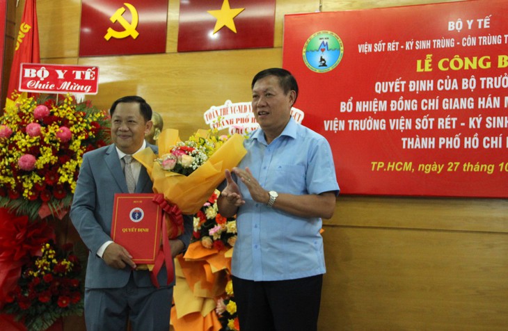 Thứ trưởng Bộ Y tế Đỗ Xuân Tuyên trao quyết định bổ nhiệm cho ông Giang Hán Minh. Ảnh: Xuân Dự