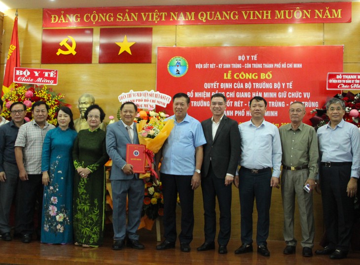 Ông Giang Hán Minh nhận quyết định bổ nhiệm. Ảnh: Xuân Dự