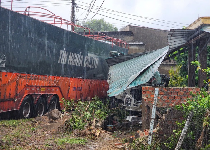 Xe container mất lái đâm vào nhà dân- Ảnh 1.