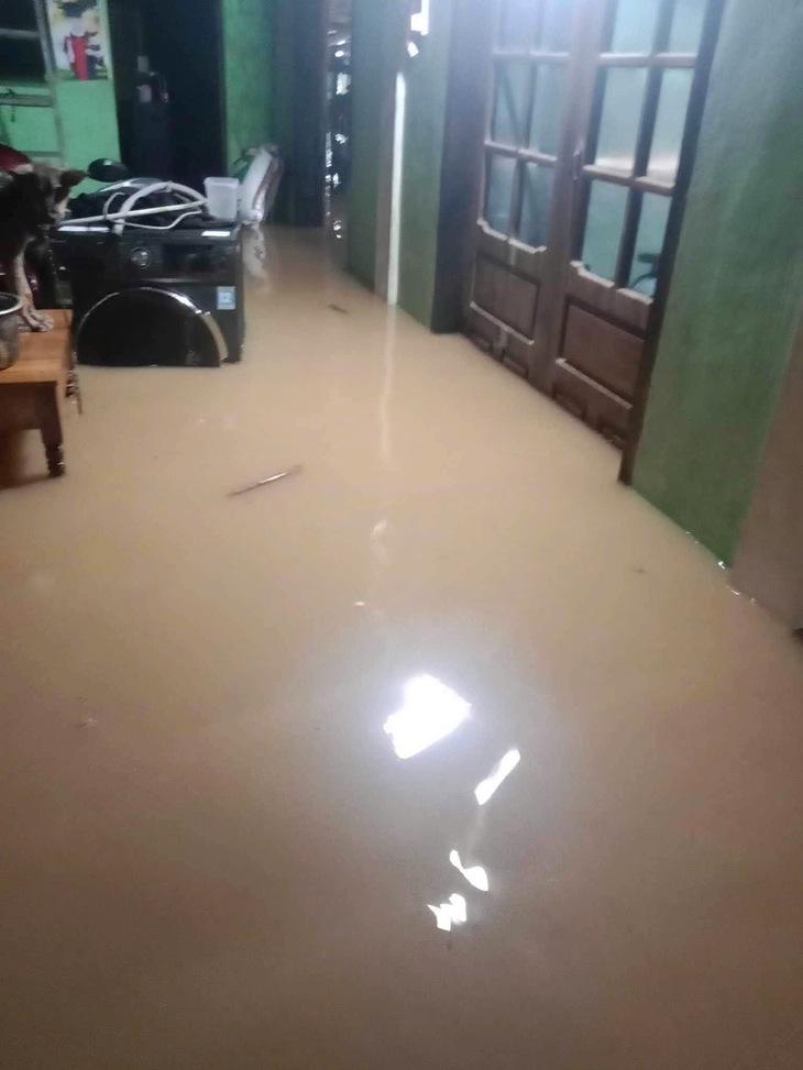 Người dân Quảng Bình hối hả chạy lũ khi mưa lớn, nước sông dâng cao- Ảnh 8.