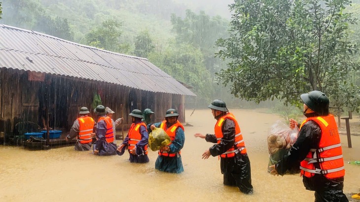 Người dân Quảng Bình hối hả chạy lũ khi mưa lớn, nước sông dâng cao- Ảnh 2.