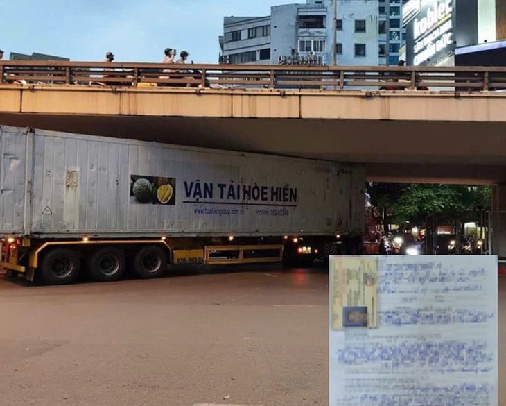 Tạm giữ bằng lái tài xế container mắc kẹt dưới gầm cầu vượt Ngã Tư Sở- Ảnh 1.