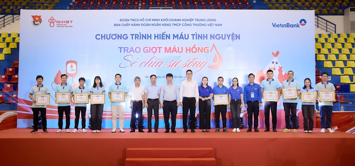 Đoàn thanh niên VietinBank tổ chức thành công chương trình hiến máu tình nguyện năm 2024- Ảnh 2. Đoàn thanh niên VietinBank tổ chức thành công chương trình hiến máu tình nguyện năm 2024- Ảnh 2.