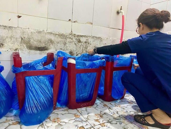 Bác sĩ Quảng Bình nảy sáng kiến tích trữ nước sạch để phục vụ bệnh nhân trong lũ lụt- Ảnh 2.