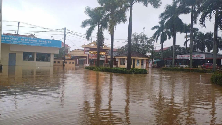 Bác sĩ Quảng Bình nảy sáng kiến tích trữ nước sạch để phục vụ bệnh nhân trong lũ lụt- Ảnh 1.