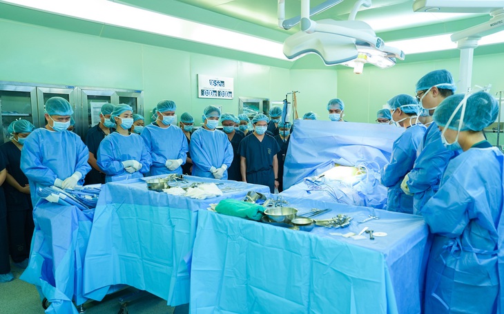 Bác sĩ cúi đầu tri ân "cuộc chuyển giao sự sống" của người hiến tạng, giúp 4 cuộc đời hồi sinh