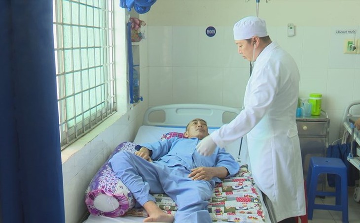 Khả năng hồi phục của bệnh nhân phụ thuộc vào nhiều yếu tố, như mức độ, vị trí của tổn thương trong não và khả năng đáp ứng với quá trình luyện tập vật lý trị liệu. Ảnh minh họa