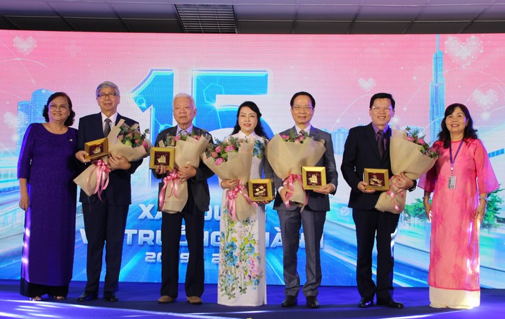 Các nhà khoa học, nhà quản lý được tri ân vì những đóng góp trong quá trình hình thành và phát triển Ngân hàng Tế bào gốc MEKOSTEM. Ảnh: Xuân Dự