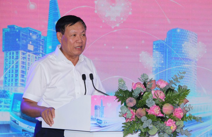 Thứ trưởng Bộ Y tế Đỗ Xuân Tuyên chia sẻ các vấn đề về công nghệ tế bào gốc. Ảnh: Xuân Dự