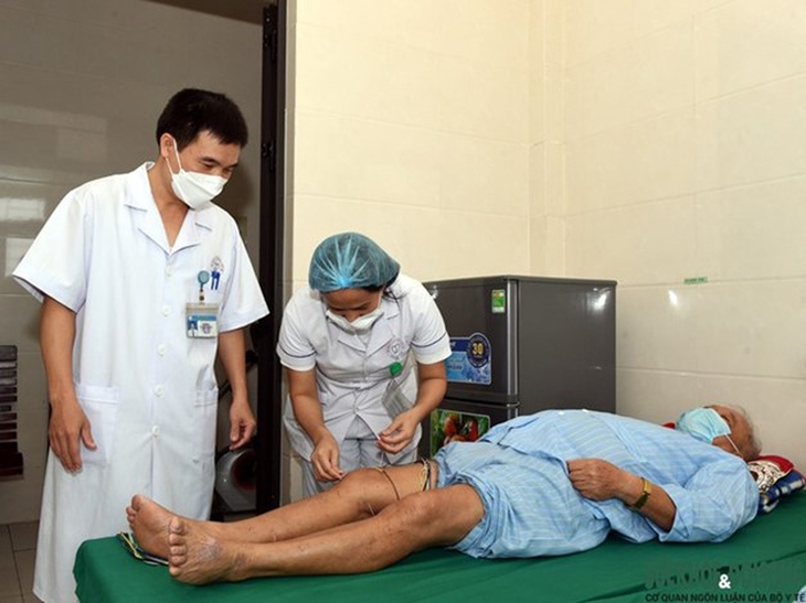 Châm cứu: Kích thích các huyệt đạo để cải thiện tuần hoàn máu và năng lượng trong cơ thể.