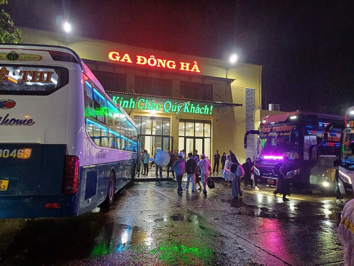 Chuyển tải an toàn 2.500 hành khách do ảnh hưởng bởi bão số 6- Ảnh 2. Chuyển tải an toàn 2.500 hành khách do ảnh hưởng bởi bão số 6- Ảnh 2.