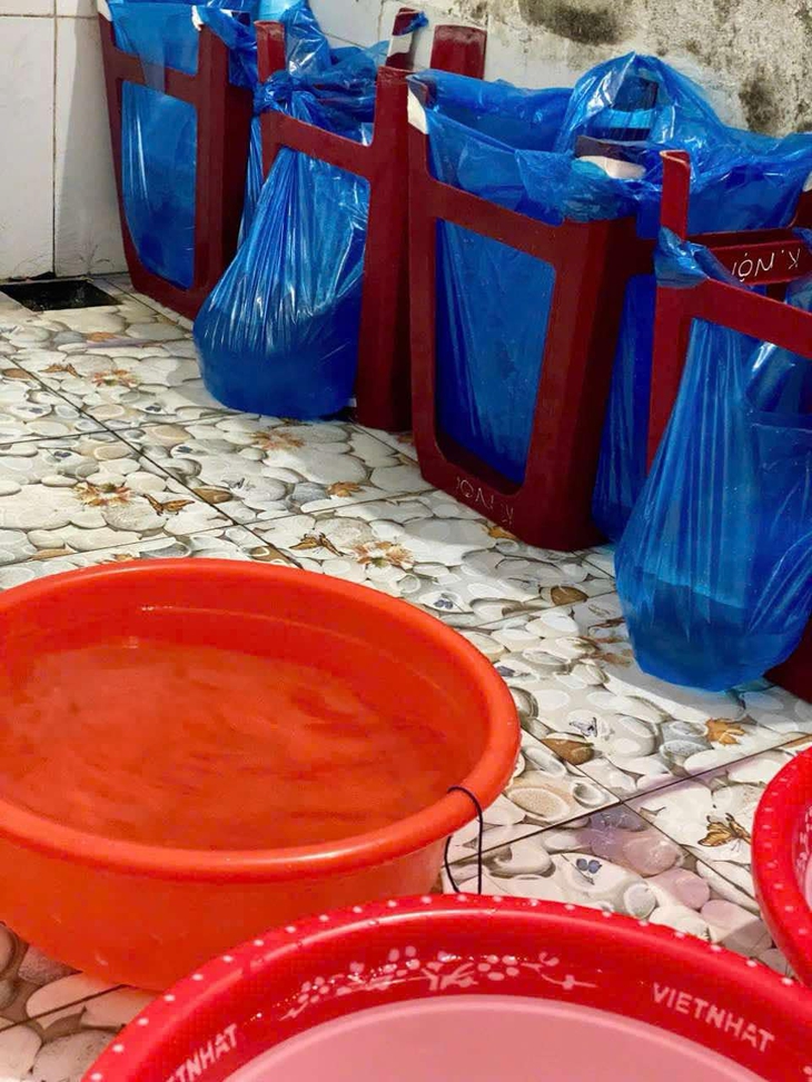 Bác sĩ Quảng Bình nảy sáng kiến tích trữ nước sạch để phục vụ bệnh nhân trong lũ lụt- Ảnh 5.