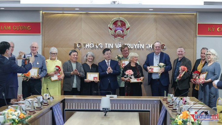 Bộ TT&TT gặp mặt tri ân các cựu giảng viên báo chí Thụy Điển- Ảnh 9. Bộ TT&TT gặp mặt tri ân các cựu giảng viên báo chí Thụy Điển- Ảnh 9.