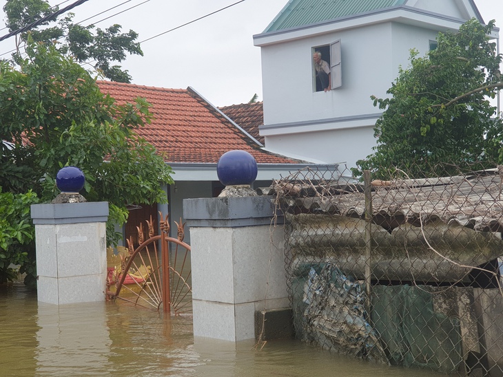 Một huyện ở Quảng Bình có hơn 12.000 ngôi nhà ngập sâu, khẩn trương tiếp tế nhu yếu phẩm cho người dân- Ảnh 7. Một huyện ở Quảng Bình có hơn 12.000 ngôi nhà ngập sâu, khẩn trương tiếp tế nhu yếu phẩm cho người dân- Ảnh 7.