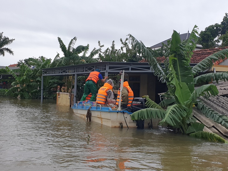 Một huyện ở Quảng Bình có hơn 12.000 ngôi nhà ngập sâu, khẩn trương tiếp tế nhu yếu phẩm cho người dân- Ảnh 2. Một huyện ở Quảng Bình có hơn 12.000 ngôi nhà ngập sâu, khẩn trương tiếp tế nhu yếu phẩm cho người dân- Ảnh 2.