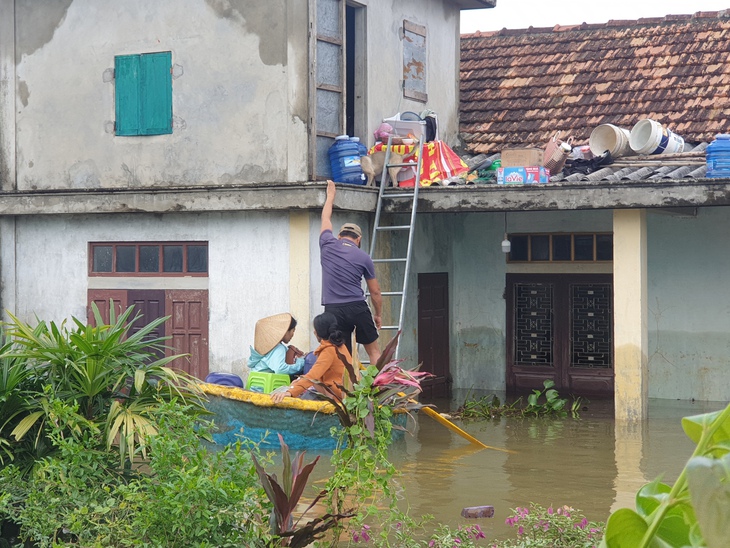 Một huyện ở Quảng Bình có hơn 12.000 ngôi nhà ngập sâu, khẩn trương tiếp tế nhu yếu phẩm cho người dân- Ảnh 6. Một huyện ở Quảng Bình có hơn 12.000 ngôi nhà ngập sâu, khẩn trương tiếp tế nhu yếu phẩm cho người dân- Ảnh 6.