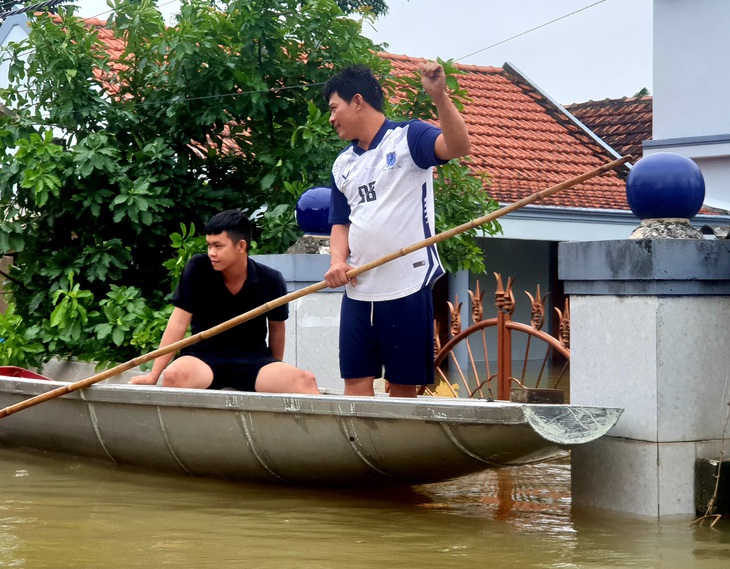 Một huyện ở Quảng Bình có hơn 12.000 ngôi nhà ngập sâu, khẩn trương tiếp tế nhu yếu phẩm cho người dân- Ảnh 9. Một huyện ở Quảng Bình có hơn 12.000 ngôi nhà ngập sâu, khẩn trương tiếp tế nhu yếu phẩm cho người dân- Ảnh 9.
