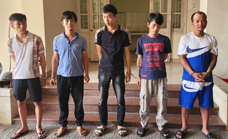 Nổ súng giải quyết mâu thuẫn, 3 anh em ruột bị khởi tố- Ảnh 1. Nổ súng giải quyết mâu thuẫn, 3 anh em ruột bị khởi tố- Ảnh 1.