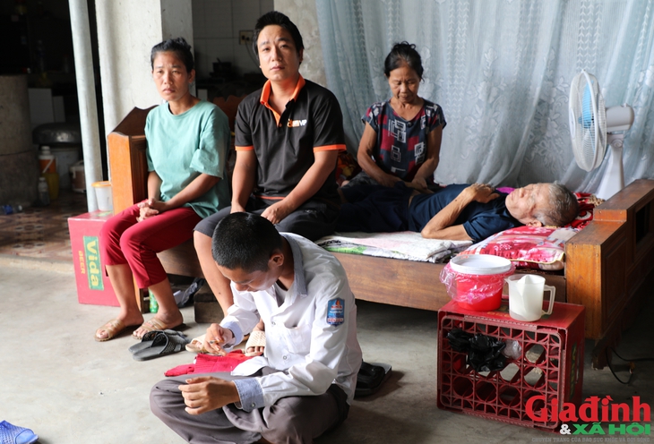 Hoàn cảnh bi đát của người phụ nữ có 3 người con bị bệnh tâm thần, chồng ung thư thực quản- Ảnh 1. Hoàn cảnh bi đát của người phụ nữ có 3 người con bị bệnh tâm thần, chồng ung thư thực quản- Ảnh 1.