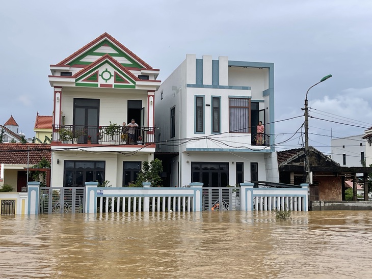 Nước lũ bao vây, người bệnh gặp khó, bác sĩ nỗ lực hỗ trợ bệnh nhân - Ảnh 4. Nước lũ bao vây, người bệnh gặp khó, bác sĩ nỗ lực hỗ trợ bệnh nhân - Ảnh 4.