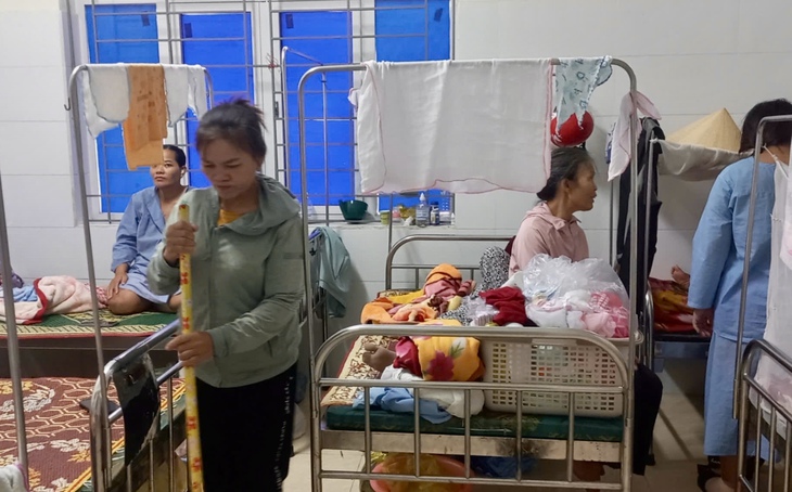 Nước lũ bao vây, người bệnh gặp khó, bác sĩ nỗ lực hỗ trợ bệnh nhân - Ảnh 2. Nước lũ bao vây, người bệnh gặp khó, bác sĩ nỗ lực hỗ trợ bệnh nhân - Ảnh 2.