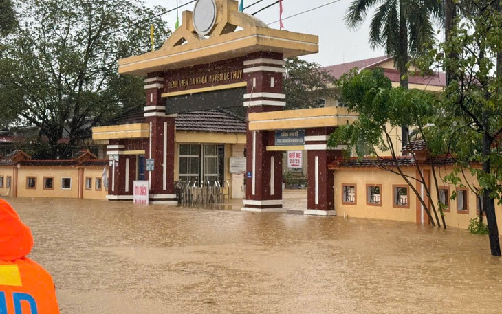 Nước lũ bao vây, người bệnh gặp khó, bác sĩ nỗ lực hỗ trợ bệnh nhân 