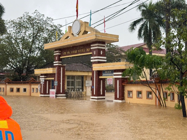 Nước lũ bao vây, người bệnh gặp khó, bác sĩ nỗ lực hỗ trợ bệnh nhân - Ảnh 3. Nước lũ bao vây, người bệnh gặp khó, bác sĩ nỗ lực hỗ trợ bệnh nhân - Ảnh 3.