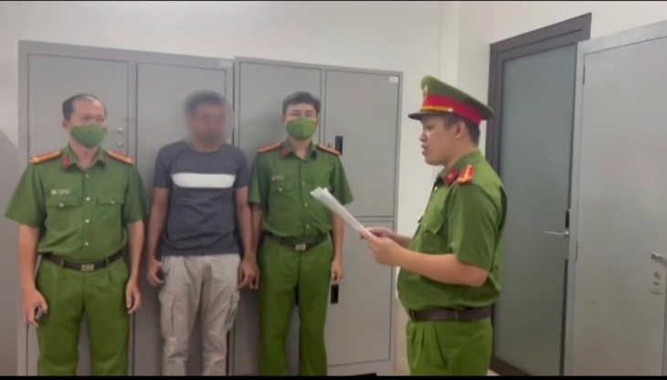 Phát hiện 700 viên kim cương trị giá hàng chục tỷ đồng vận chuyển trái phép tại Tân Sơn Nhất- Ảnh 1. Phát hiện 700 viên kim cương trị giá hàng chục tỷ đồng vận chuyển trái phép tại Tân Sơn Nhất- Ảnh 1.