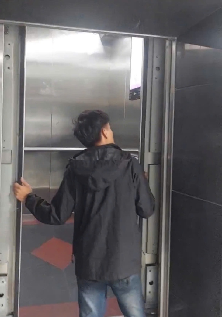 Hà Nội: Thang máy rơi tự do, trẻ em và người lớn hoảng loạn- Ảnh 1.