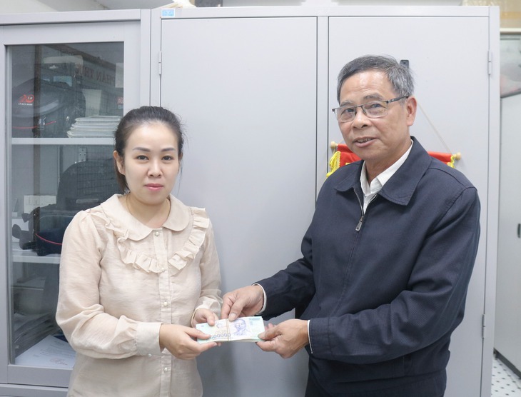 Nhân viên trông xe trả lại gần 20 triệu đồng nhặt được trong bệnh viện- Ảnh 1.
