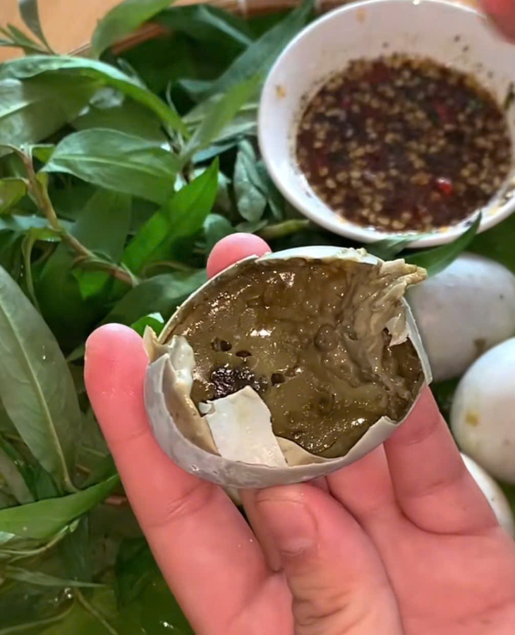 Chuyên gia nói gì về trào lưu 'mukbang' trứng thối?- Ảnh 1.