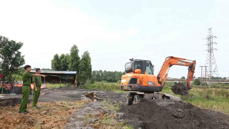 Vận chuyển gần 200 tấn tro xỉ về san lấp ruộng, 2 đối tượng bị khởi tố- Ảnh 1. Vận chuyển gần 200 tấn tro xỉ về san lấp ruộng, 2 đối tượng bị khởi tố- Ảnh 1.