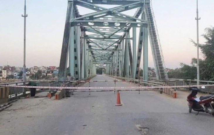 Cấm người và phương tiện lưu thông qua cầu Yên Bái- Ảnh 1. Cấm người và phương tiện lưu thông qua cầu Yên Bái- Ảnh 1.