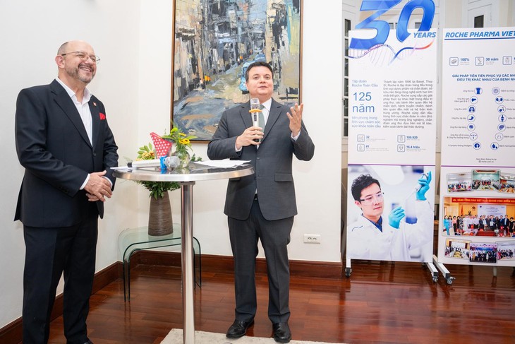 Roche Pharma Việt Nam kỷ niệm 30 năm thành lập, khẳng định cam kết đồng hành bền chặt cùng ngành Y tế Việt Nam- Ảnh 4. Roche Pharma Việt Nam kỷ niệm 30 năm thành lập, khẳng định cam kết đồng hành bền chặt cùng ngành Y tế Việt Nam- Ảnh 4.