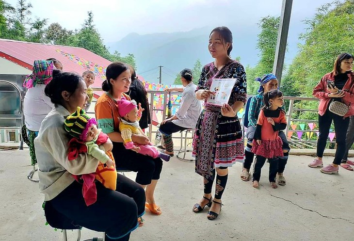 Xây dựng và thực thi đầy đủ các chính sách đãi ngộ đối với nhân viên y tế và cô đỡ thôn, bản- Ảnh 1. Xây dựng và thực thi đầy đủ các chính sách đãi ngộ đối với nhân viên y tế và cô đỡ thôn, bản- Ảnh 1.