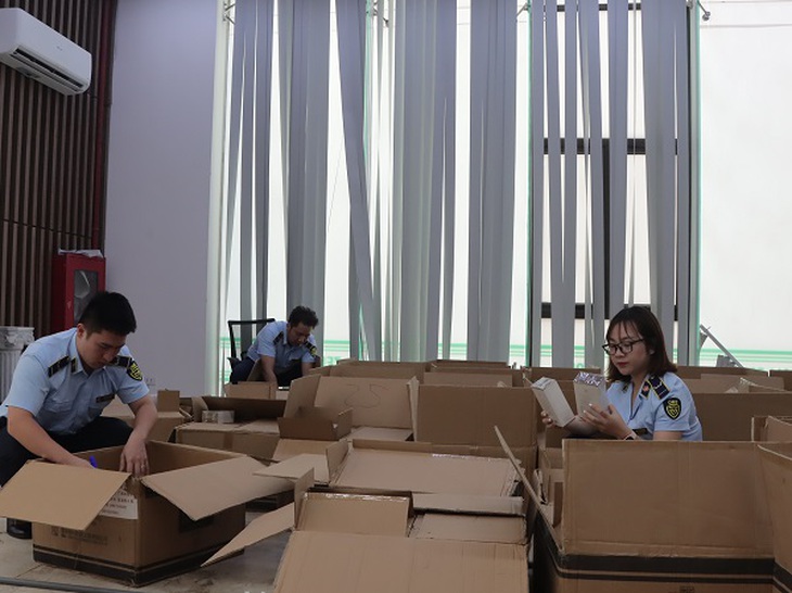 Thu giữ hơn 10.000 chai nước hoa không rõ nguồn gốc được bán trên TikTok - Ảnh 3. Thu giữ hơn 10.000 chai nước hoa không rõ nguồn gốc được bán trên TikTok - Ảnh 3.
