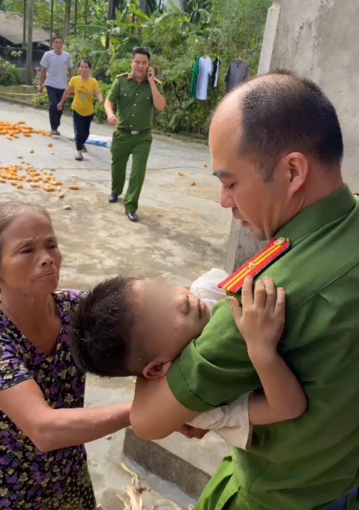 Giải cứu bé trai 5 tuổi bị kẻ tâm thần cầm dao khống chế- Ảnh 1.