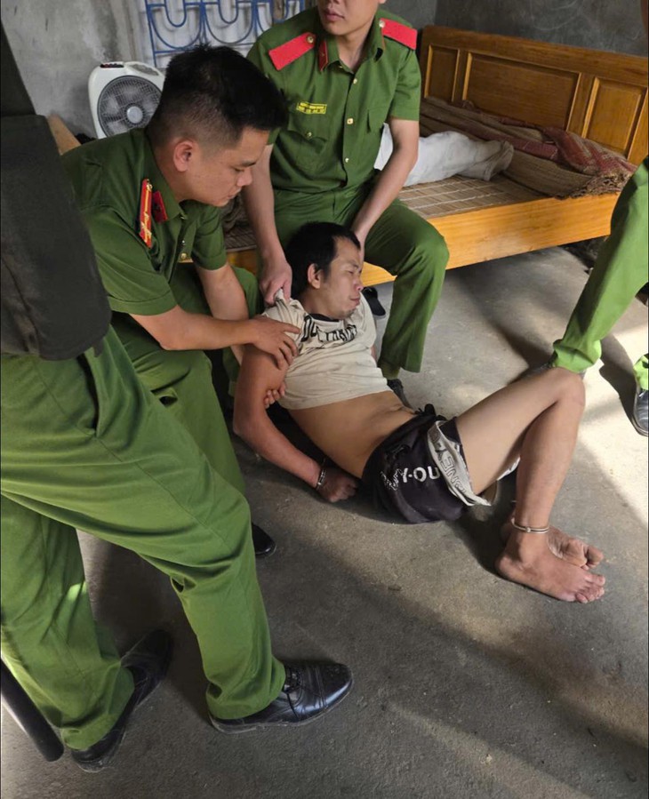 Giải cứu bé trai 5 tuổi bị kẻ tâm thần cầm dao khống chế- Ảnh 2.