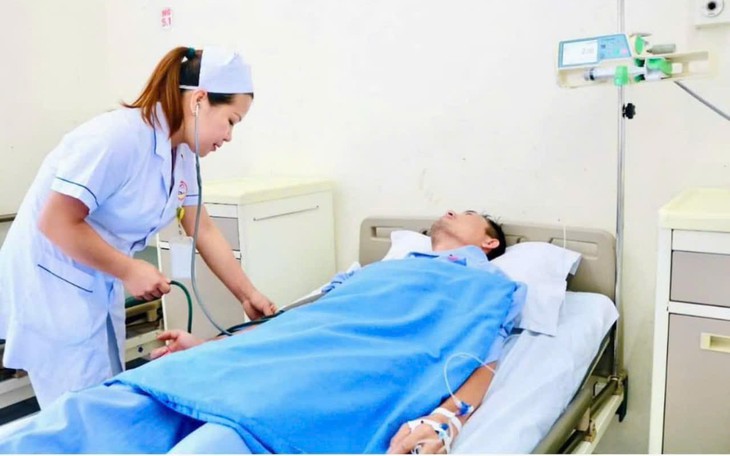 Người đàn ông bị lưỡi máy cắt văng trúng mặt- Ảnh 2.