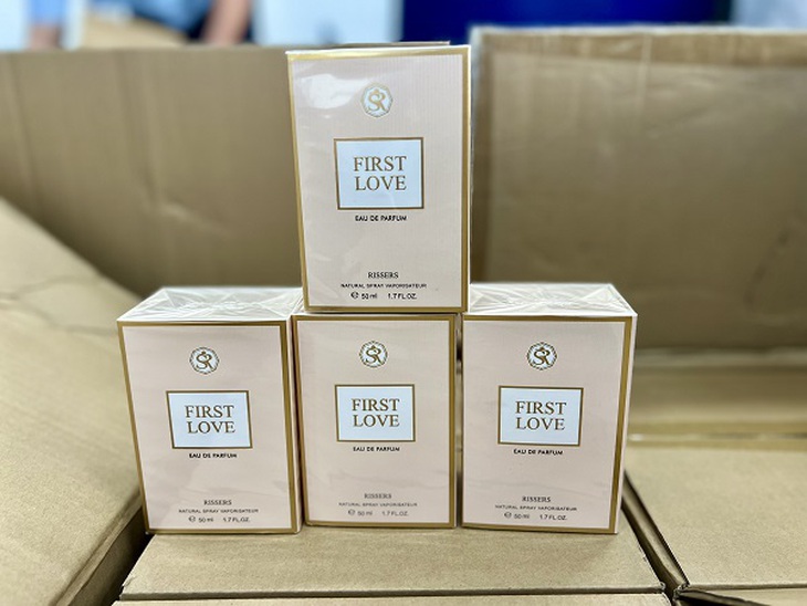 Thu giữ hơn 10.000 chai nước hoa không rõ nguồn gốc được bán trên TikTok - Ảnh 4. Thu giữ hơn 10.000 chai nước hoa không rõ nguồn gốc được bán trên TikTok - Ảnh 4.