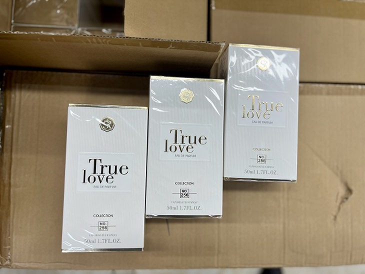 Thu giữ hơn 10.000 chai nước hoa không rõ nguồn gốc được bán trên TikTok - Ảnh 5. Thu giữ hơn 10.000 chai nước hoa không rõ nguồn gốc được bán trên TikTok - Ảnh 5.