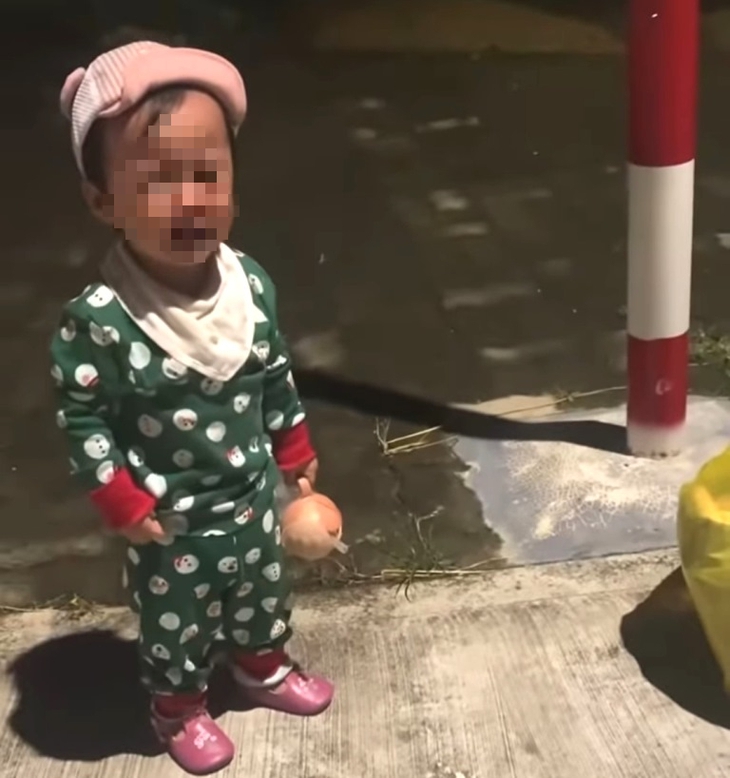 Đau lòng, người mẹ bỏ con gái hơn 1 tuổi trong đêm lạnh giá ở Hải Dương- Ảnh 1. Đau lòng, người mẹ bỏ con gái hơn 1 tuổi trong đêm lạnh giá ở Hải Dương- Ảnh 1.