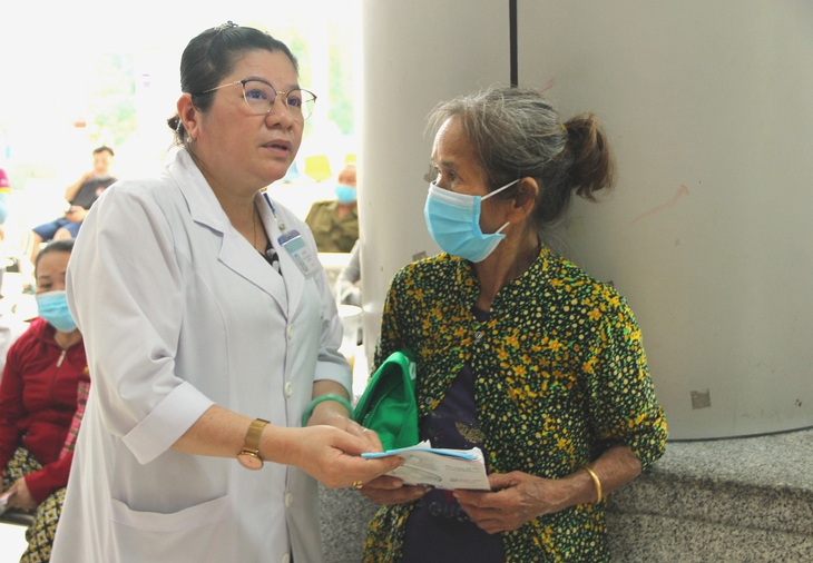 Bác sĩ Chuyên khoa I Bùi Thị Y - Trưởng Khoa Khám bệnh, Bệnh viện huyện Bình Chánh hướng dẫn người dân đến khám chữa bệnh. Ảnh: Xuân Dự Bác sĩ Chuyên khoa I Bùi Thị Y - Trưởng Khoa Khám bệnh, Bệnh viện huyện Bình Chánh hướng dẫn người dân đến khám chữa bệnh. Ảnh: Xuân Dự