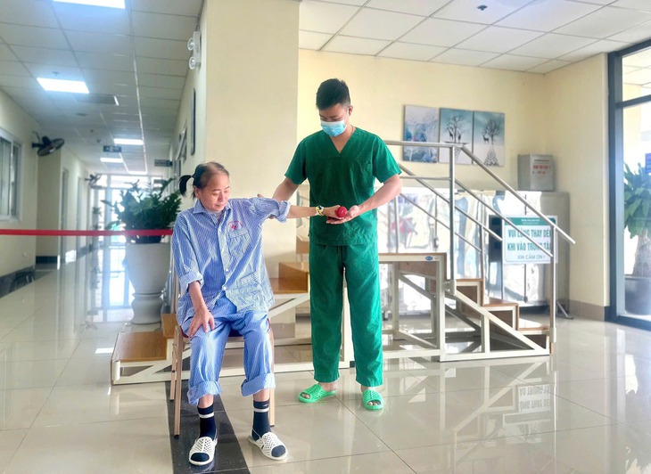 Người phụ nữ được ghép phổi thành công kéo dài sự sống cần sự hỗ trợ từ cộng đồng
- Ảnh 1. Người phụ nữ được ghép phổi thành công kéo dài sự sống cần sự hỗ trợ từ cộng đồng
- Ảnh 1.