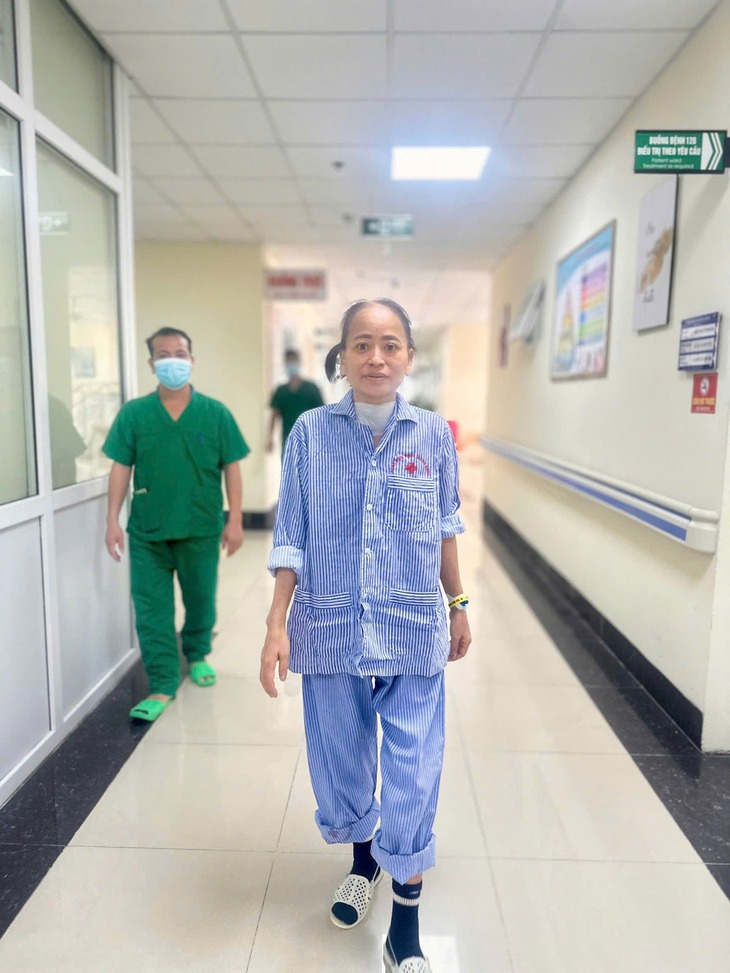 Người phụ nữ được ghép phổi thành công kéo dài sự sống cần sự hỗ trợ từ cộng đồng
- Ảnh 3. Người phụ nữ được ghép phổi thành công kéo dài sự sống cần sự hỗ trợ từ cộng đồng
- Ảnh 3.